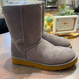 Like New UGG CLASSIC SHORT II BOOT